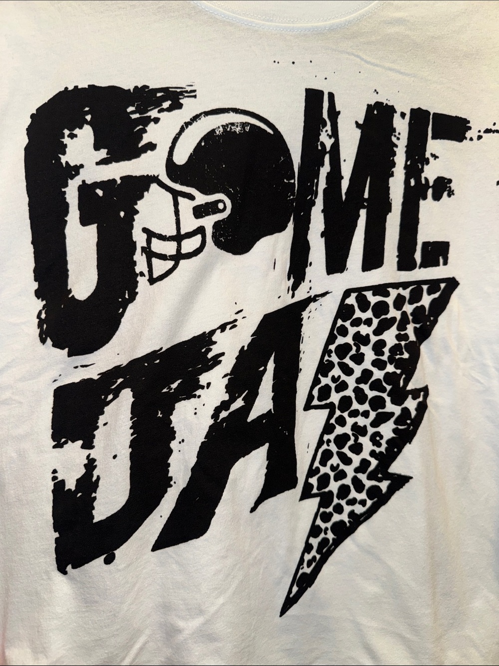 ๐Cute mineB White Crop Tee w Black 'Game Day' Lightning Graphic. M or L. NWOT!๐ฅ๐ค - Picture 4 of 5
